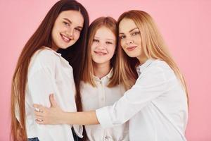 jovem mãe com suas duas filhas está no estúdio foto