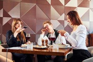 jovem casal e mãe. dentro do novo restaurante de luxo moderno foto