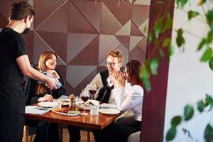 jovem casal e mãe. dentro do novo restaurante de luxo moderno foto