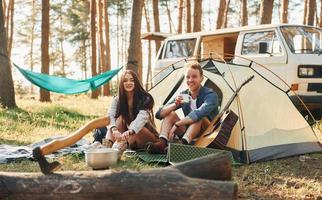 tempo da noite. jovem casal está viajando na floresta juntos foto