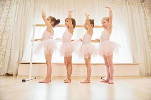 concepção de arte. pequenas bailarinas se preparando para performance foto