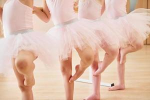 pequenas bailarinas se preparando para o desempenho praticando movimentos de dança foto