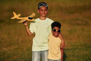 no dia de verão juntos. duas crianças afro-americanas se divertem no campo foto