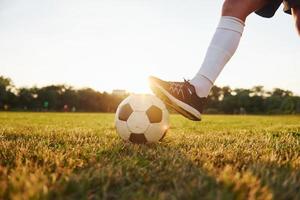 vista de perto. jovem jogador de futebol tem treinamento no campo esportivo foto