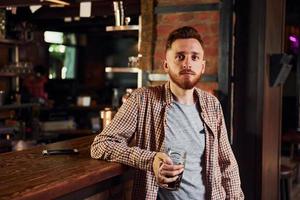 fim de semana relaxar. homem em roupas casuais, sentado no bar foto