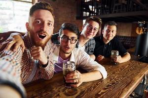 se divertindo no fim de semana. pessoas em roupas casuais sentadas no pub foto