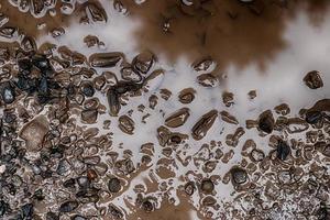 poça de lama suja com pequenas pedras de cascalho foto