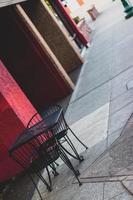 mesa abstrata e cadeiras em uma calçada da cidade foto
