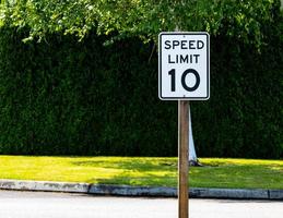 sinal de limite de velocidade de dez milhas por hora foto