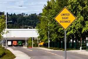 sinal de distância de visão limitada em uma estrada foto