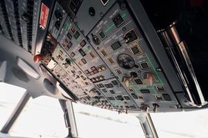 painel de controle. fechar a visão focada do cockpit do avião foto