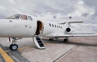 Tempo nublado. aeronaves turboélice estacionadas na pista durante o dia foto