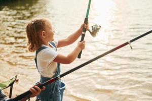 menina em roupas casuais na pesca ao ar livre no verão foto