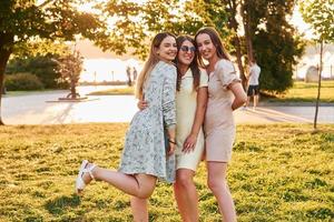 três mulheres juntas no parque outono. lindo sol foto