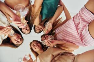 vista de baixo. grupo de mulheres felizes que está em uma despedida de solteira foto