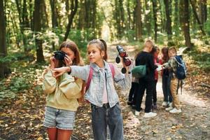 procurando um caminho. crianças na floresta verde durante o dia de verão juntos foto