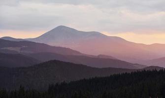 majestosas montanhas dos cárpatos. bela paisagem de natureza intocada foto