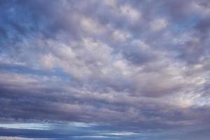 lindo céu nublado azul durante o dia. bom tempo foto