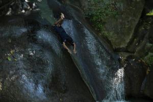 cachoeira erawan é uma bela natureza. estrangeiros vêm visitar de muitos países. é uma natureza rica nas altas montanhas da tailândia. foto