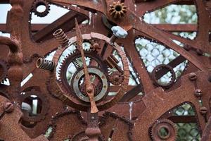 peças mecânicas de ferro enferrujado e rodas de engrenagem. textura steampunk foto