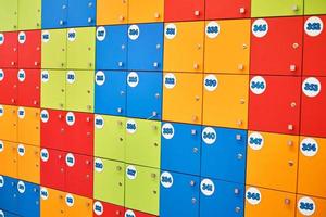 armários coloridos em um shopping moll. armários fechados como plano de fundo foto