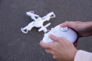 controle remoto para um quadricóptero drone nas mãos foto