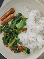 grão-de-bico salteado e pokcoy com nuggets fritos e arroz. foto