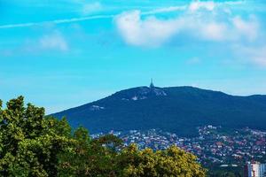 calvário na cidade de nitra, república eslovaca. lugar religioso. herança cultural. vista do monte zobor. foto