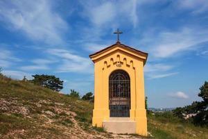 nitra, eslováquia - 17.06.2022 calvário na cidade de nitra com colina de zobor, república eslovaca. lugar religioso. herança cultural. foto