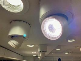 holofotes luminosos brilhantes no teto para iluminar a sala foto