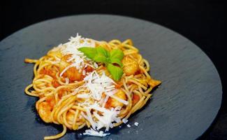 espaguete rigate - massa italiana com vieiras e camarões foto
