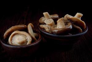 belos cogumelos em conserva deliciosos em uma xícara de cerâmica. . comida rústica. foto