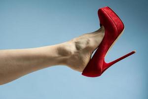 perna sexy em salto alto de sapato vermelho da moda. foto