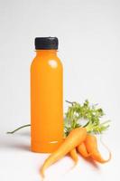 suco de cenoura em uma garrafa de plástico transparente. bebida saudável. foto