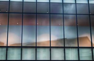 vidro de janela de edifício abstrato com reflexos azuis claros foto
