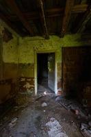 interior de uma casa abandonada foto