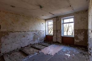 interior de uma casa abandonada foto