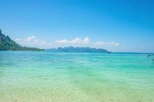 bela paisagem idílica e areia branca em thale waek ou mar separado krabi city thailand.krabi - no sul da tailândia é um dos lugares mais relaxantes do planeta. foto