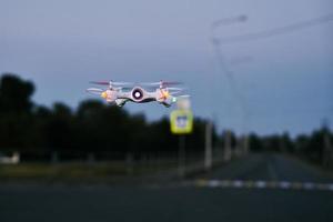 drone de brinquedo quad helicóptero contra céu pôr do sol foto