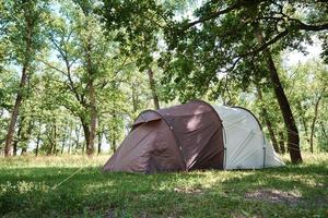 barraca de acampamento na floresta de pinheiros em um dia de verão. acampamento turístico foto