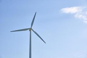 turbina eólica contra o céu azul. conceito de energia eólica foto