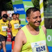 nova delhi, índia - 16 de outubro de 2022 - vedanta delhi meia maratona após covid em que os participantes da maratona prestes a cruzar a linha de chegada, meia maratona de delhi 2022 foto