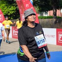 nova delhi, índia - 16 de outubro de 2022 - vedanta delhi meia maratona após covid em que os participantes da maratona prestes a cruzar a linha de chegada, meia maratona de delhi 2022 foto