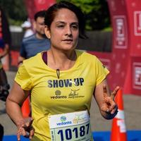 nova delhi, índia - 16 de outubro de 2022 - vedanta delhi meia maratona após covid em que os participantes da maratona prestes a cruzar a linha de chegada, meia maratona de delhi 2022 foto