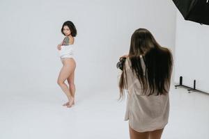 fotógrafo profissional masculino tirando fotos de modelo de mulher