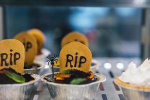 biscoitos saborosos para a celebração do halloween em uma vitrine foto