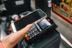 fazendo pagamentos móveis a partir do dispositivo pos via telefone celular foto