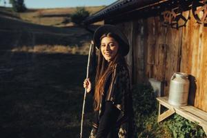 linda jovem em estilo rústico na zona rural em uma fazenda foto