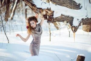 linda garota na floresta de inverno foto