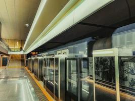 as portas deslizantes das plataformas são um sistema utilizado nas estações de metrô que isola os passageiros dos trilhos para a segurança dos passageiros. as portas se abrem depois que o trem chega na estação foto